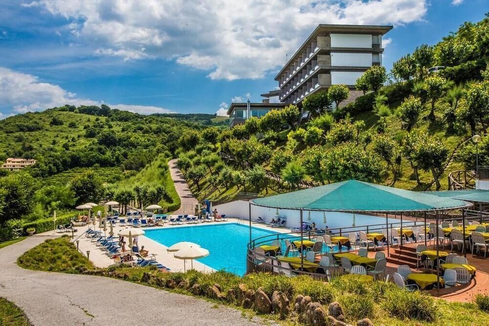 Hotel Capo Est Gabicce Mare Exterior foto